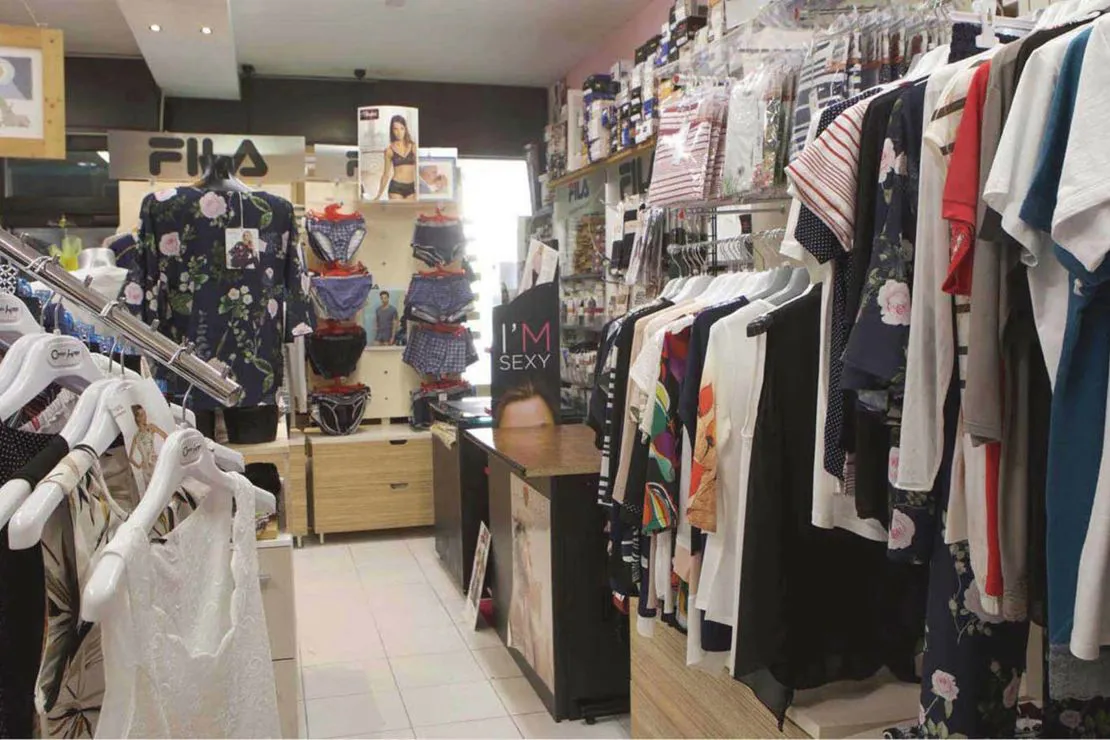 Interno del negozio La Merceria a Bovolone con abbigliamento e intimo
